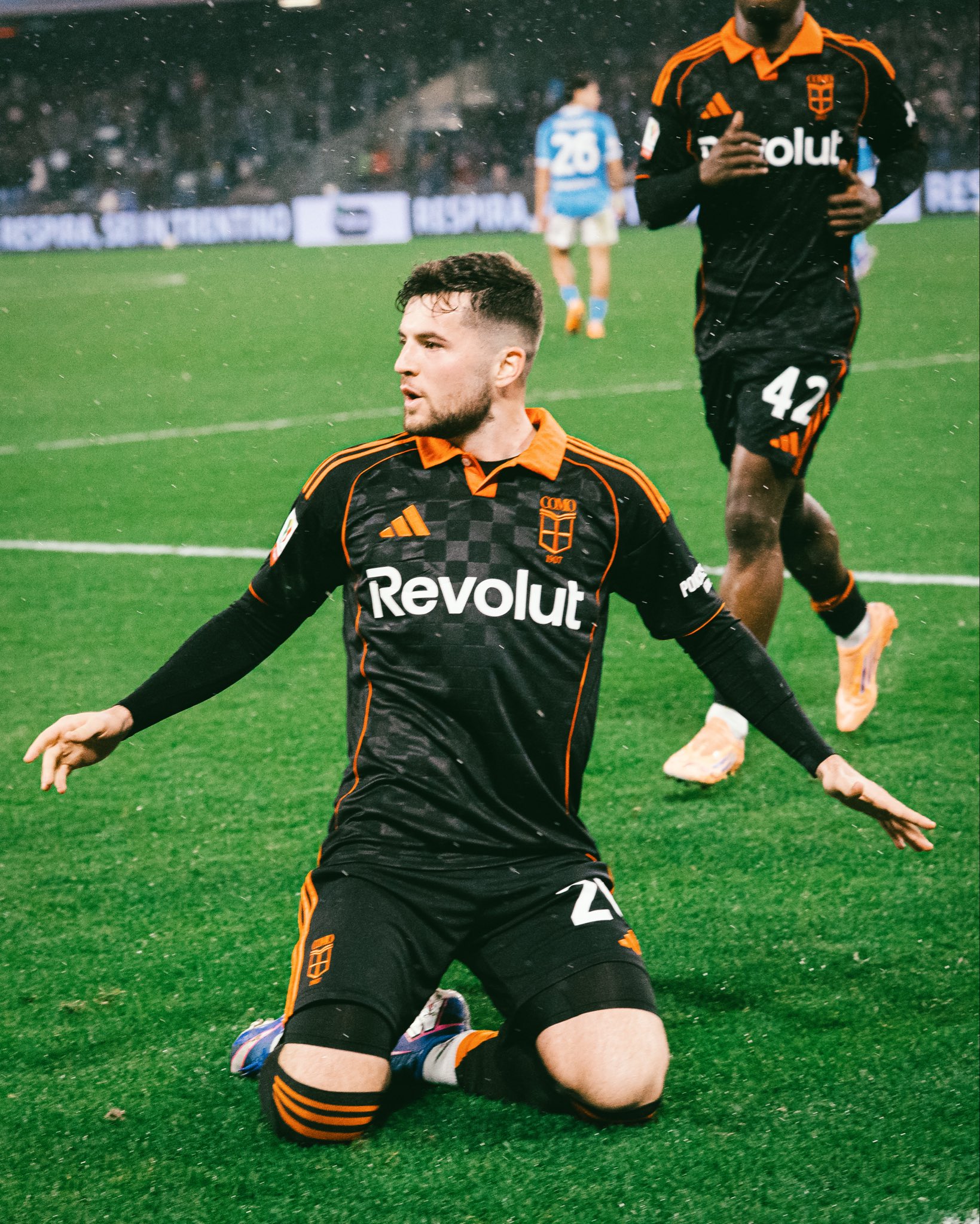 Martín Baturina celebrates a goal for Como 1907